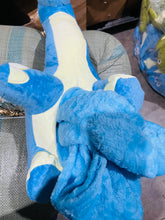 Cargar imagen en el visor de la galería, Almohada de felpa 2 en 1 con frazada, cojín con forma de dinosaurio de dibujos animados