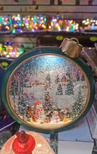 Cargar imagen en el visor de la galería, Adorno navideño musical, con caída de nieve, dos diseños colores MOD WDL-24075A B