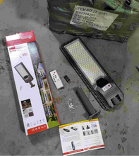 Cargar imagen en el visor de la galería, Luz Solar superbrillante mejorada para jardín, lámpara Solar para exteriores, Sensor de movimiento, focos de calle de alta potencia, iluminación para exteriores 600 W. MOD ZE-2161