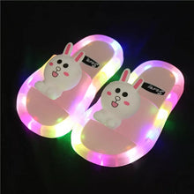 Cargar imagen en el visor de la galería, Sandalia Zapatillas luminosas para niños, zapatos cómodos con luz Led para chico, casa de bebé, calzado antideslizante de PVC suave con dibujo MOD 681