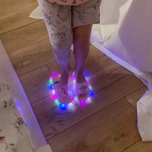 Cargar imagen en el visor de la galería, Sandalia Zapatillas luminosas para niños, zapatos cómodos con luz Led para chico, casa de bebé, calzado antideslizante de PVC suave con dibujo MOD 681