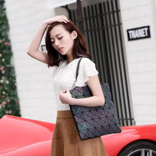Cargar imagen en el visor de la galería, Bolsa de moda holográfica bao bao MOD 6x6