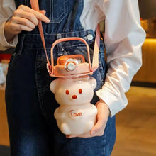 Cargar imagen en el visor de la galería, Botella de agua oso transparente Kawaii de 1 litro para niñas, botellas escolares con correa de pajita, de plástico para beber al aire libre sticker , botellas de agua de oso bonito MOD HL02