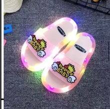 Cargar imagen en el visor de la galería, Sandalia Zapatillas luminosas para niños, zapatos cómodos con luz Led para chico, casa de bebé, calzado antideslizante de PVC suave con dibujo MOD 681