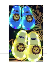 Cargar imagen en el visor de la galería, Sandalia Zapatillas luminosas para niños, zapatos cómodos con luz Led para chico, casa de bebé, calzado antideslizante de PVC suave con dibujo MOD 681