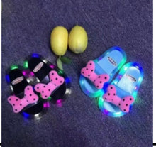 Cargar imagen en el visor de la galería, Sandalia Zapatillas luminosas para niños, zapatos cómodos con luz Led para chico, casa de bebé, calzado antideslizante de PVC suave con dibujo MOD 681