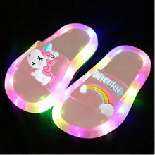 Cargar imagen en el visor de la galería, Sandalia Zapatillas luminosas para niños, zapatos cómodos con luz Led para chico, casa de bebé, calzado antideslizante de PVC suave con dibujo MOD 681