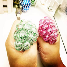 Cargar imagen en el visor de la galería, Pelota de malla para apretar para niños y adultos, bolas de estrés de uva, alivio de la ansiedad, juego sensorial para autismo, alivio del estrés de ventilación cerebros CHICOS MOD A03