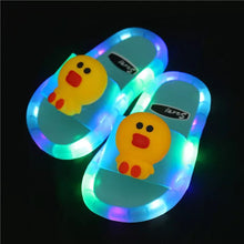 Cargar imagen en el visor de la galería, Sandalia Zapatillas luminosas para niños, zapatos cómodos con luz Led para chico, casa de bebé, calzado antideslizante de PVC suave con dibujo MOD 681