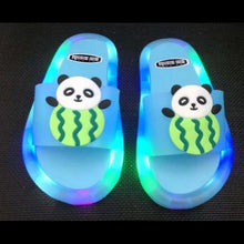 Cargar imagen en el visor de la galería, Sandalia Zapatillas luminosas para niños, zapatos cómodos con luz Led para chico, casa de bebé, calzado antideslizante de PVC suave con dibujo MOD 681
