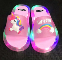 Cargar imagen en el visor de la galería, Sandalia Zapatillas luminosas para niños, zapatos cómodos con luz Led para chico, casa de bebé, calzado antideslizante de PVC suave con dibujo MOD 681