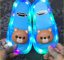 Cargar imagen en el visor de la galería, Sandalia Zapatillas luminosas para niños, zapatos cómodos con luz Led para chico, casa de bebé, calzado antideslizante de PVC suave con dibujo MOD 681