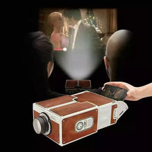 Cargar imagen en el visor de la galería, Mini proyector de teléfono inteligente para cine en casa, proyector de cartón artesanal para teléfono jueguete para niños divertido ( totalmente obscuras )