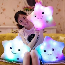 Cargar imagen en el visor de la galería, Almohada luminosa de 34CM para niños y niñas, cojín colorido con luz LED y diseño de estrellas vívidas, almohada de juguetes de felpa Cojines decorativos conestrella luz brillante para niños, muñecos de peluche de estrellas MOD L-2