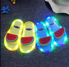 Cargar imagen en el visor de la galería, Sandalia Zapatillas luminosas para niños, zapatos cómodos con luz Led para chico, casa de bebé, calzado antideslizante de PVC suave con dibujo MOD 681
