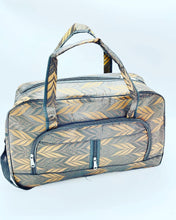 Cargar imagen en el visor de la galería, Maleta económica varios diseños MOD 250-1 y 250-4