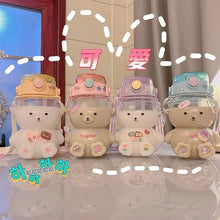 Cargar imagen en el visor de la galería, Botella de agua oso transparente Kawaii de 1 litro para niñas, botellas escolares con correa de pajita, de plástico para beber al aire libre sticker , botellas de agua de oso bonito MOD HL02
