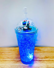 Cargar imagen en el visor de la galería, Vaso CON LUZ Botella de agua potable de doble capa, vaso de hielo de dinosaurio, portátil, de plástico, a la moda MOD XY-2103