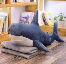 Cargar imagen en el visor de la galería, Almohada con frazada de tiburón MOD K-10 medida frazada 1.00 x 1.80 medida peluche 80 x 60
