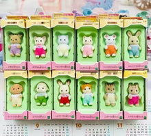 Cargar imagen en el visor de la galería, Figuras de Anime Sylvanian genuinas, muñeco de bebé único, gato, casa de juegos familiar para niños, juguete Kawaii, modelo lindo TERNURINES
