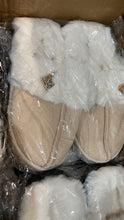 Cargar imagen en el visor de la galería, Pantunfla tipo UGGS del 3 a 6
