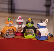 Cargar imagen en el visor de la galería, Botella de agua de oso de dibujos animados plástico 700 ml con correa portátil para beber MOD 1533
