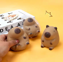 Cargar imagen en el visor de la galería, Squeeze de espuma Capybara con aroma en red  MOD Z-28
