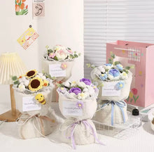 Cargar imagen en el visor de la galería, Ramo de flores de ganchillo hecho a mano, adornos de ramo de felpa creativos terminados  36 cm MOD LU7194
