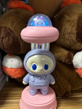 Cargar imagen en el visor de la galería, Lámpara de escritorio para niños con sacapuntas 3 cambios recargable de LABUBU MOD 388
