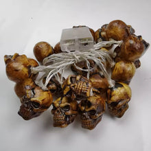 Cargar imagen en el visor de la galería, Guirnalda de calavera
