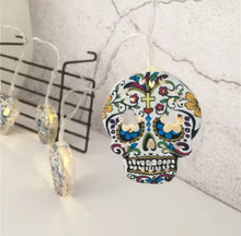 Cargar imagen en el visor de la galería, Guirnalda de calavera
