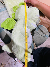 Cargar imagen en el visor de la galería, Almohada de felpa 2 en 1 con frazada, cojín con forma de dinosaurio de dibujos animados
