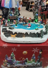 Cargar imagen en el visor de la galería, Villa navideña con pista de hielo luces y sonido MOD W212
