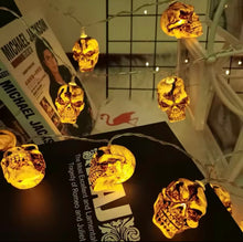 Cargar imagen en el visor de la galería, Guirnalda de calavera
