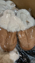 Cargar imagen en el visor de la galería, Pantunfla tipo UGGS del 3 a 6
