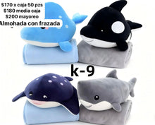 Cargar imagen en el visor de la galería, Almohada con frazada ballena,tiburón,mantarraya,delfín MOD K-9 medida de la frazada 1.00 x 1.80 medida peluche 50 x 31

