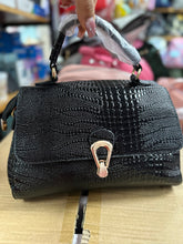 Cargar imagen en el visor de la galería, Bolsa de dama tipo cocodrilo MOD AHA8029-1
