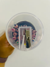 Cargar imagen en el visor de la galería, Bote de colores con 24 pzs incluye sacapuntas en la tapa muy práctico MOD GR-CP2022
