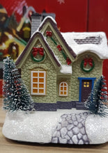 Cargar imagen en el visor de la galería, Casita de LED navideña Juego de tres piezas función con batería triple a iluminación, material plástico MOD W221
