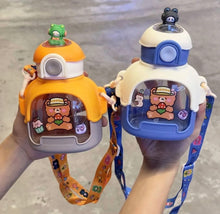 Cargar imagen en el visor de la galería, Botella de agua de oso de dibujos animados plástico 700 ml con correa portátil para beber MOD 1533
