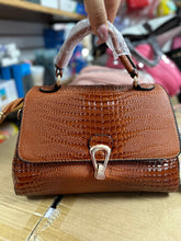 Cargar imagen en el visor de la galería, Bolsa de dama tipo cocodrilo MOD AHA8029-1

