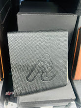 Cargar imagen en el visor de la galería, Cigarrera de Caja de cuero PU metal negro plateado plateado plateado amarillo rosa cigarrillo acero inoxidable para 10 cigarrillos con banda de goma, una caja de cigarrillo elegante
