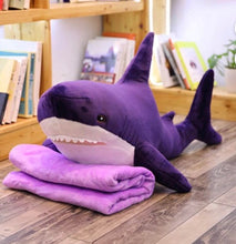 Cargar imagen en el visor de la galería, Almohada con frazada de tiburón MOD K-10 medida frazada 1.00 x 1.80 medida peluche 80 x 60
