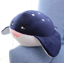 Cargar imagen en el visor de la galería, Almohada con frazada ballena,tiburón,mantarraya,delfín MOD K-9 medida de la frazada 1.00 x 1.80 medida peluche 50 x 31
