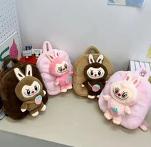 Cargar imagen en el visor de la galería, Mochila de peluche LABUBU MOD 2389
