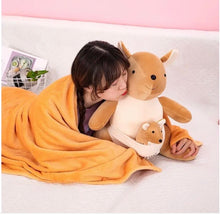 Cargar imagen en el visor de la galería, Almohada con frazada de canguro MOD K-1 medidas frazada 1.80 x 1.80  medida peluche 45 x 27
