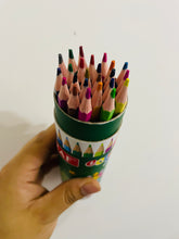 Cargar imagen en el visor de la galería, Bote de colores con 24 pzs incluye sacapuntas en la tapa muy práctico MOD GR-CP2022
