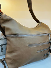 Cargar imagen en el visor de la galería, Bolsa de dama premium vinipiel bolsa/mochila MOD ZU-5805
