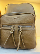 Cargar imagen en el visor de la galería, Bolsa de dama premium vinipiel mochila MOD S932
