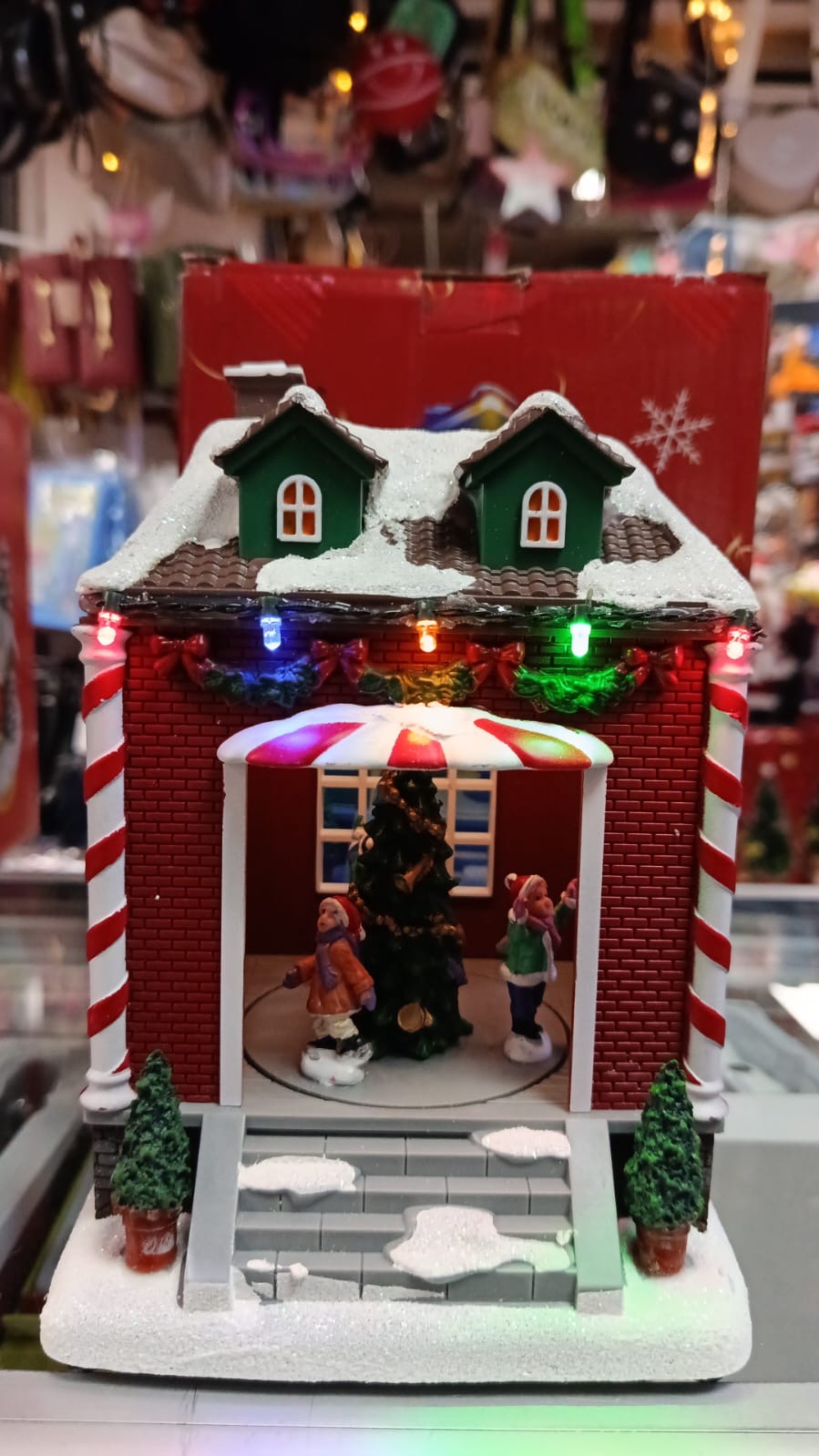 Villa navideña, musical, giratoria, material plástico con movimiento, Casas, roja navideña MOD W371/W372